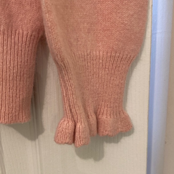 Gorgeous pink wool sweater size XS/Small
Like new from France - Picture 3 of 6